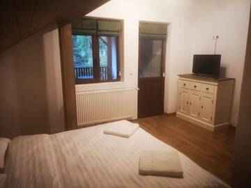 Фото номера King Room with Shared Balcony Гостевой дом Pensiunea Cheile Albacului г. Альбац 3